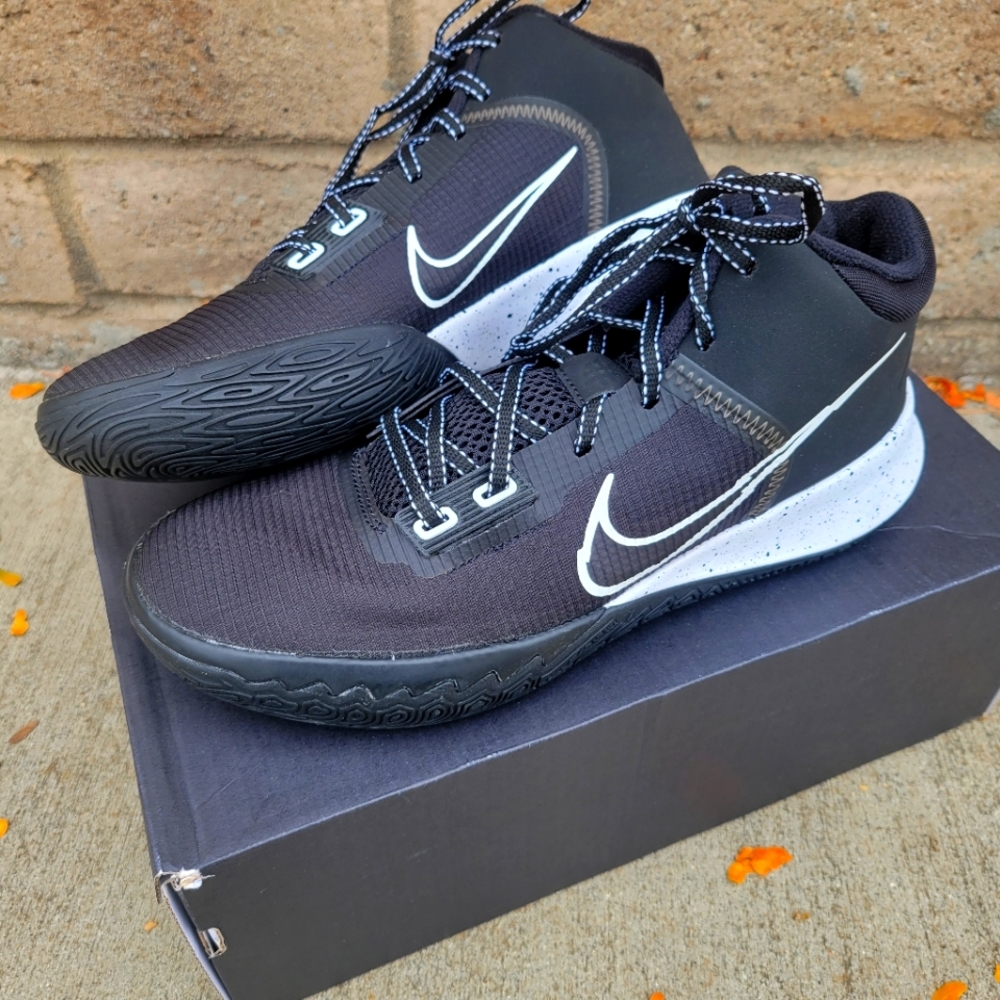 Nike - Kyrie Flytrap IV (NWT)